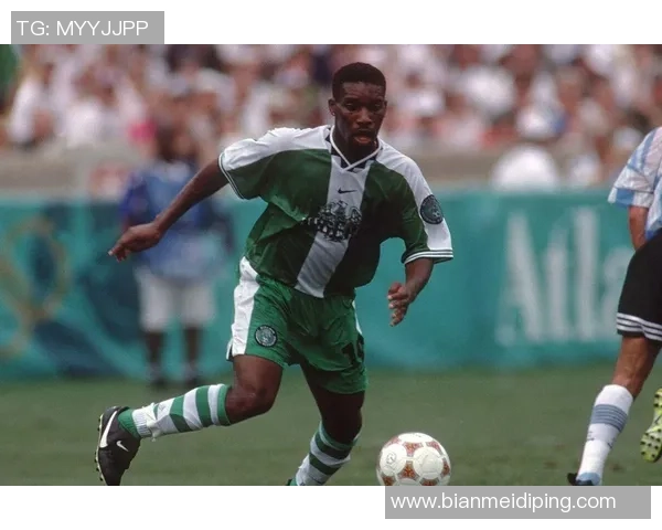 足球巨星霸气风采展示，领略球场上的英雄气概与王者之力